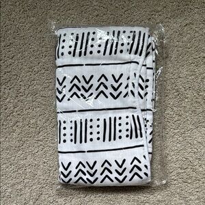 NWT Spearmint Love Black and White Muslin Reversible Quilt